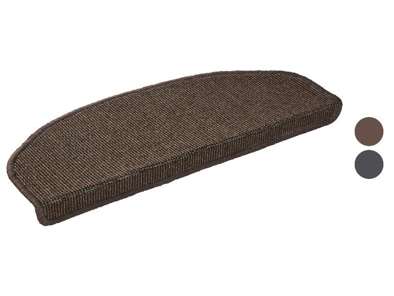Tapis d'escalier marron.