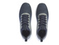 Des baskets Crivit bleues avec des lacets.