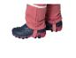 Pantalon de neige rose pour enfant avec bottes d'hiver bleu foncé et rouges.