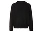Pull noir en maille à manches longues.