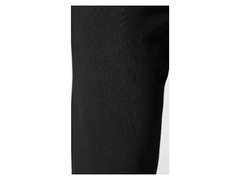 Gros plan sur la texture d'un vêtement noir.