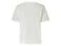 Un t-shirt blanc à manches courtes.