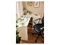 Bureau d'angle, chaise de bureau et radio vintage dans un espace de travail moderne.