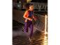 Femme en tenue de running violette et chaussures de running noires courant de nuit.