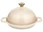 Cocotte en fonte blanc crème avec bouton doré sur le couvercle