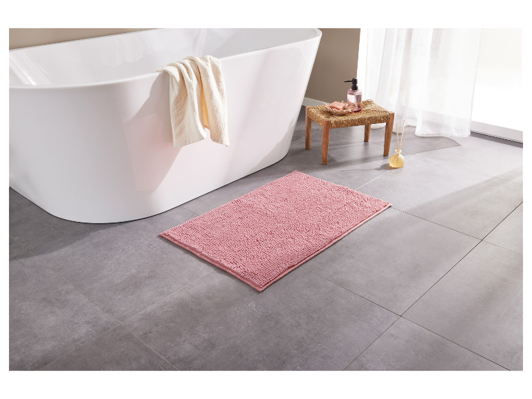 Tapis de bain rose dans une salle de bain moderne.