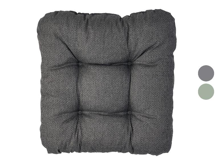 Coussin de chaise gris matelassé avec un motif texturé.