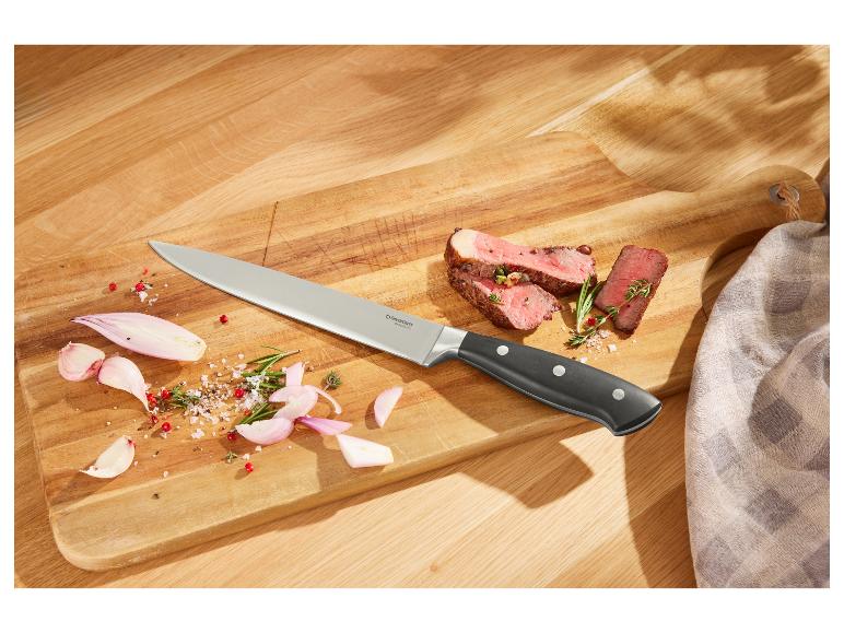 Steak, couteau Silvercrest et planche à découper en bois.