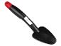 Une brosse à récurer noire avec une poignée rouge de la marque Ultimate.