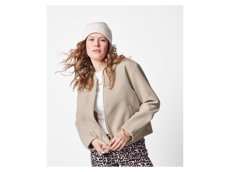 Femme en veste beige et bonnet en laine.
