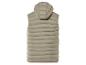 Une veste matelassée beige à capuche.