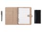 Un stylo, un agenda en cuir beige et un chiffon de nettoyage.