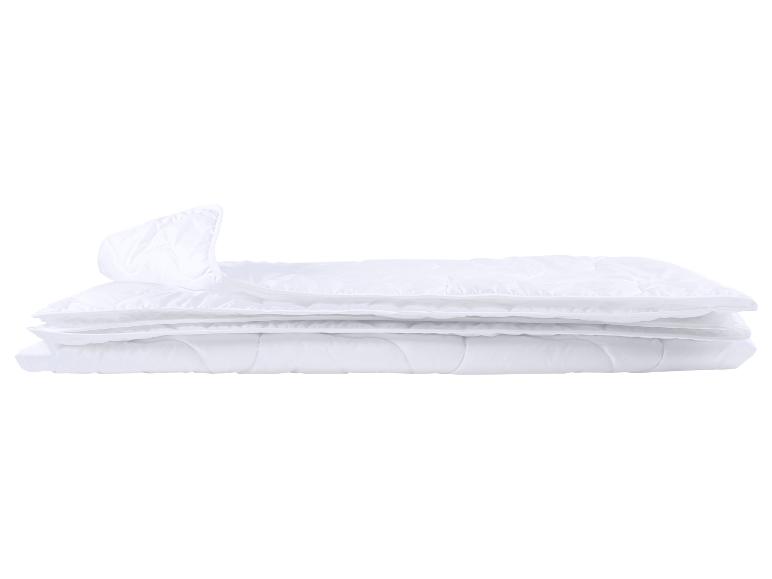 Couette blanche matelassée pliée.