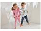 Enfants souriants en pyjamas confortables, avec des motifs d'étoiles et d'ours.