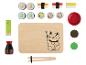 Jouets en bois de sushi avec planche à découper, sauces et baguettes.