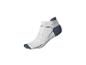 Chaussette de sport blanche courte avec des détails bleu foncé.