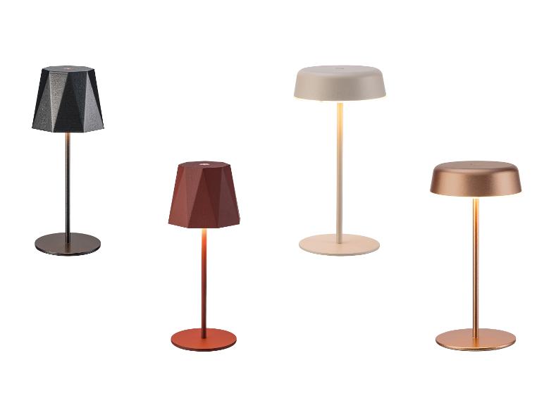 Quatre lampes de table portables aux designs et couleurs variés, dont noir, terre cuite, beige et cuivre.