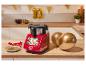 Robot de cuisine Monsieur Cuisine Smart rouge avec bol en acier inoxydable, ballons dorés et une assiette de soupe.