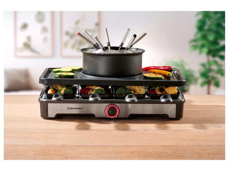 Un appareil à raclette et fondue avec des légumes et des poivrons sur une table en bois.