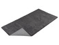 Un tapis gris en fourrure avec un dessous gris.