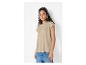 Femme en t-shirt beige et jean, portant des boucles d'oreilles et un bracelet argentés.