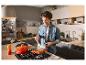 Homme cuisinant dans la cuisine avec une poêle en fonte Silvercrest.