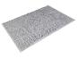 Un tapis de bain gris avec une texture de petites billes.