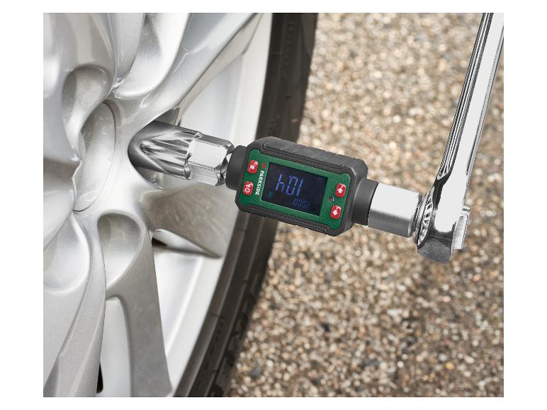 Clé dynamométrique numérique Parkside mesurant le couple sur un écrou de roue de voiture.