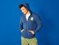 Homme portant un sweat-shirt bleu avec le logo Lidl et un pantalon jaune avec un imprimé Lidl.