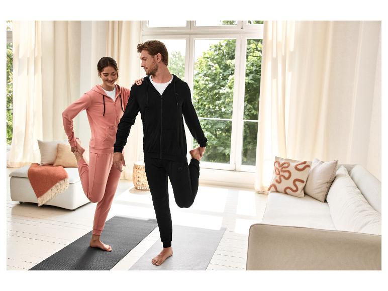 Un couple fait des exercices de yoga avec des vêtements de sport confortables.