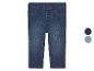 Un pantalon de jogging en jean bleu pour bébé.