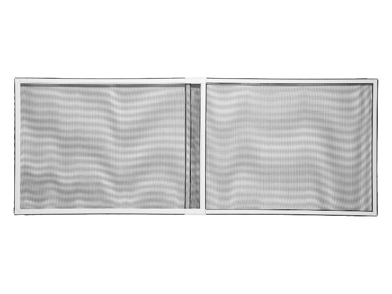 Deux moustiquaires de fenêtre coulissantes blanches à mailles fines.