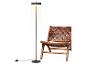 Lampadaire moderne et fauteuil en cuir marron sur fond blanc.