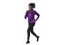 Femme courant en veste de sport violette et leggings noirs.