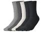 Cinq paires de chaussettes unies dans les tons gris, blanc et noir.