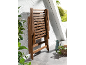 Chaise pliante en bois foncé pour l'extérieur.