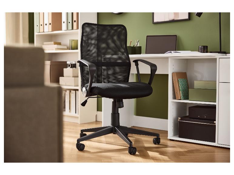 Chaise de bureau pivotante noire LIVARNO home dans un bureau moderne.