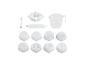 Accessoires blancs pour machine à pâtes, comprenant diverses filières, une tasse à mesurer et un moule à raviolis.