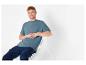 T-shirt et pantalon cargo bleu marine pour homme.