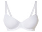 Un soutien-gorge blanc sans armatures.