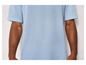 Gros plan sur une chemise rayée bleu clair.