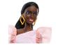 Poupée Barbie avec une robe rose à volants et des boucles d'oreilles dorées.