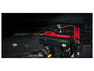 Un Ultimate Jumpstarter avec des pinces rouges connecté à une batterie de voiture.