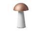 Lampe de table en forme de champignon avec un dessus en cuivre et une base blanche, avec bouton d'alimentation.