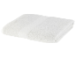 Une serviette blanche pliée.