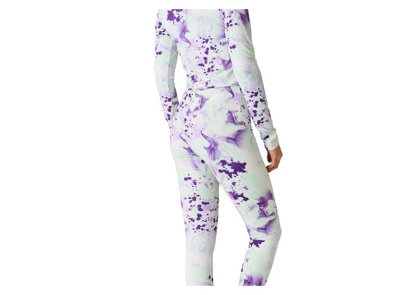 Femme en haut à manches longues tie-dye vert clair et violet et leggings assortis.