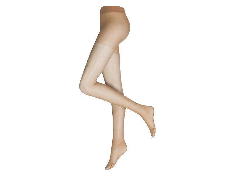 Collants beiges sur mannequin, visibles de la taille vers le bas.