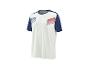 T-shirt de sport blanc avec manches bleues et motif rayé bleu, blanc, rouge sur la poitrine.