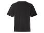 Un t-shirt noir à manches courtes.