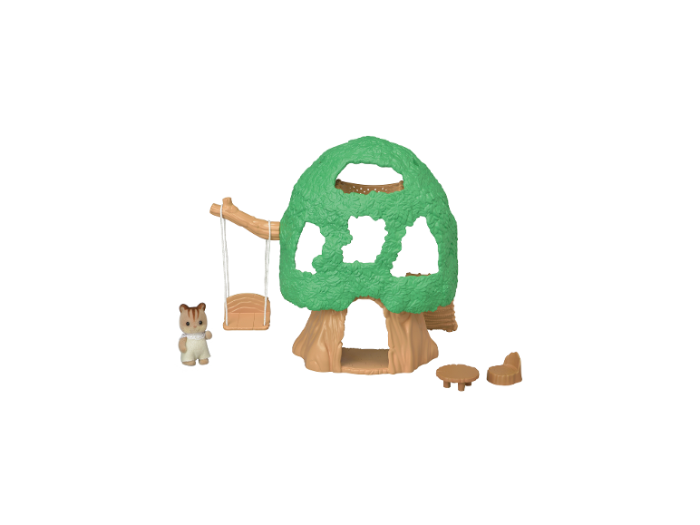 Figurine d'écureuil avec un ensemble de jeu cabane dans les arbres, comprenant une balançoire, une table et une chaise.